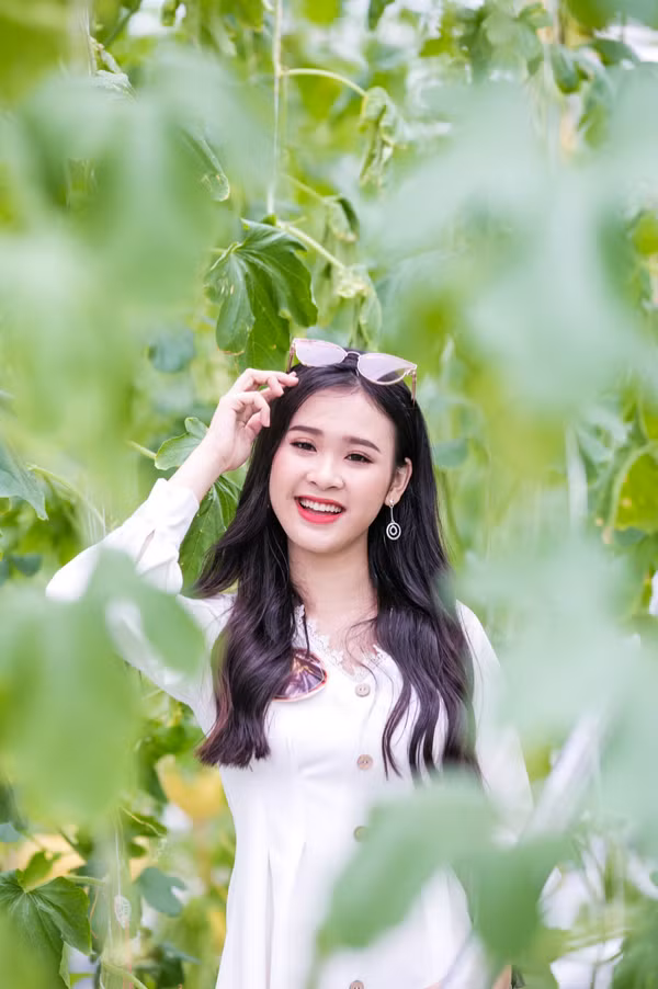 Không chỉ sở hữu gương mặt khả ái, dáng người mảnh mai, người đẹp sinh năm 2000 còn gây ấn tượng với những thành tích đáng nể khác như 10 năm liền đạt học sinh giỏi toàn diện, 3 năm đạt giải Nhì học sinh giỏi cấp tỉnh môn Ngữ văn.