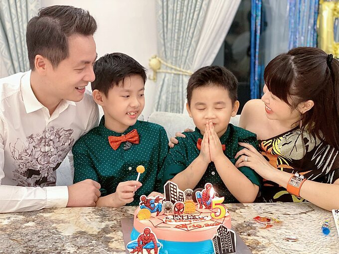 Gia đình ca sĩ Đăng Khôi tổ chức sinh nhật cho con tại nhà.