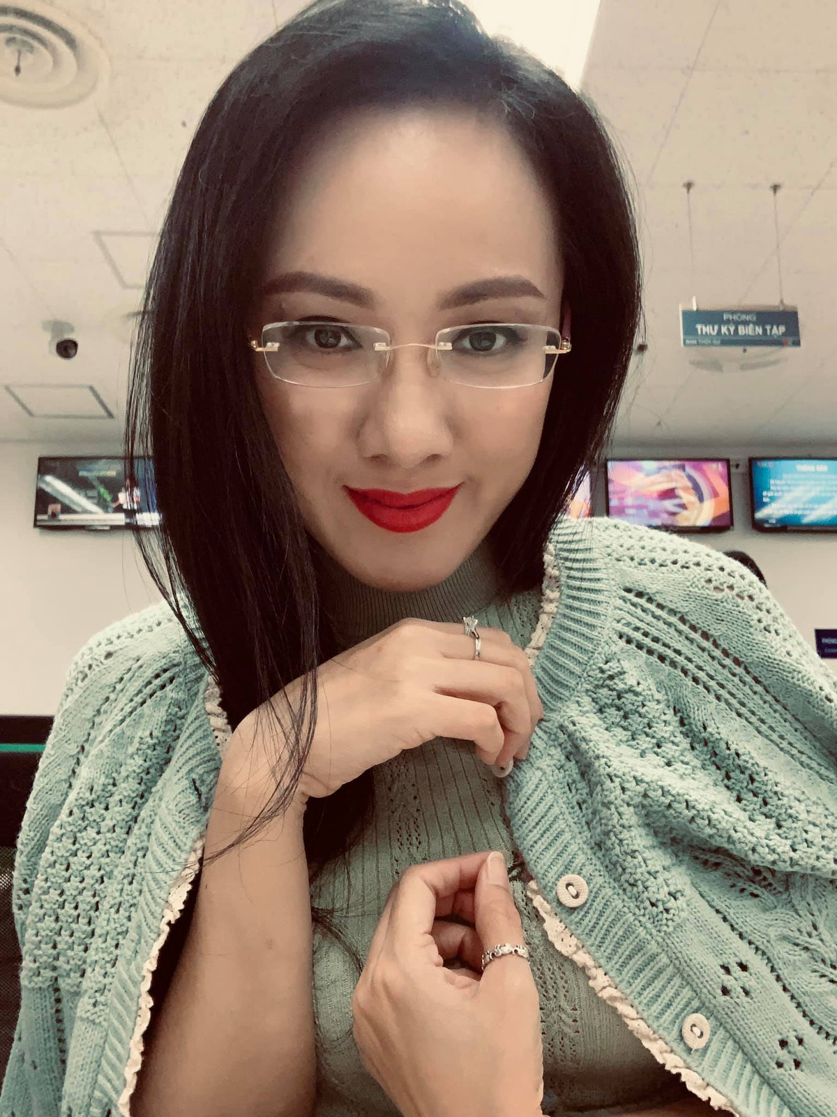 BTV thời sự 19h Hoài Anh chọn combo áo len xanh cốm cho ngày trở gió.