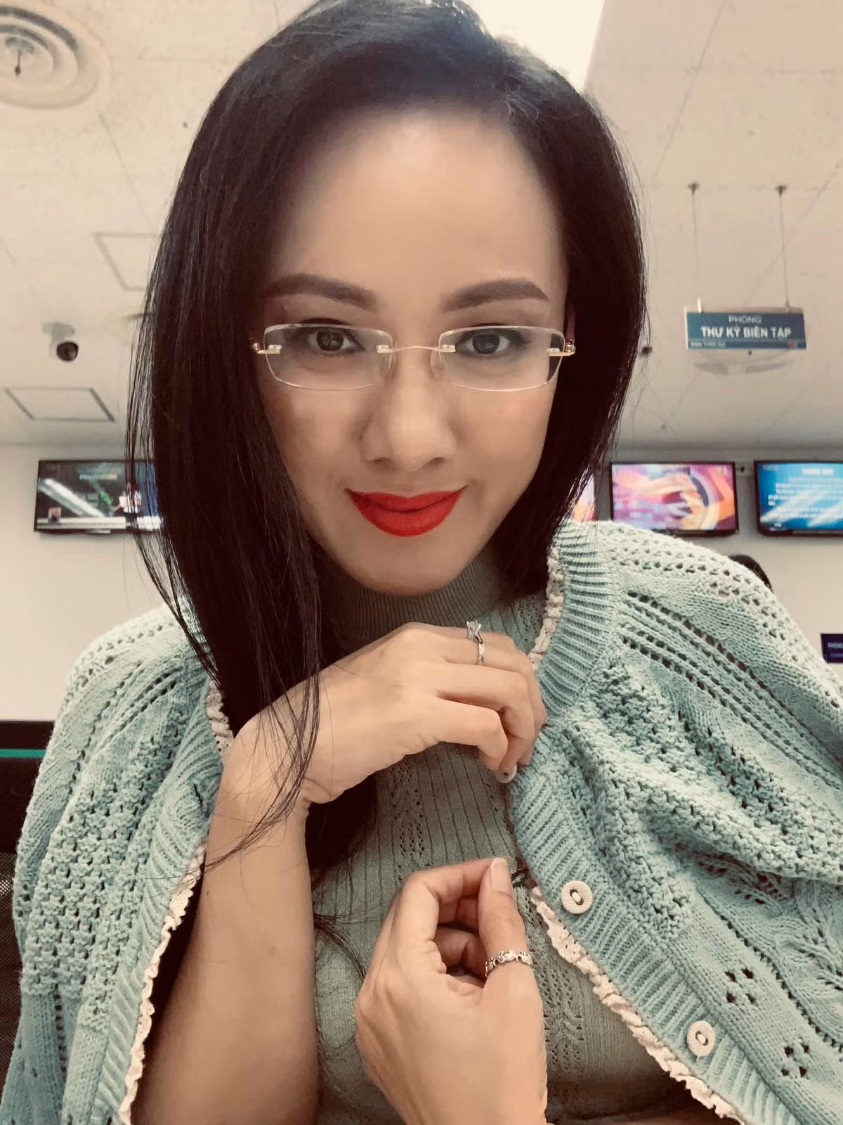 BTV thời sự 19h Hoài Anh chọn combo áo len xanh cốm cho ngày trở gió.