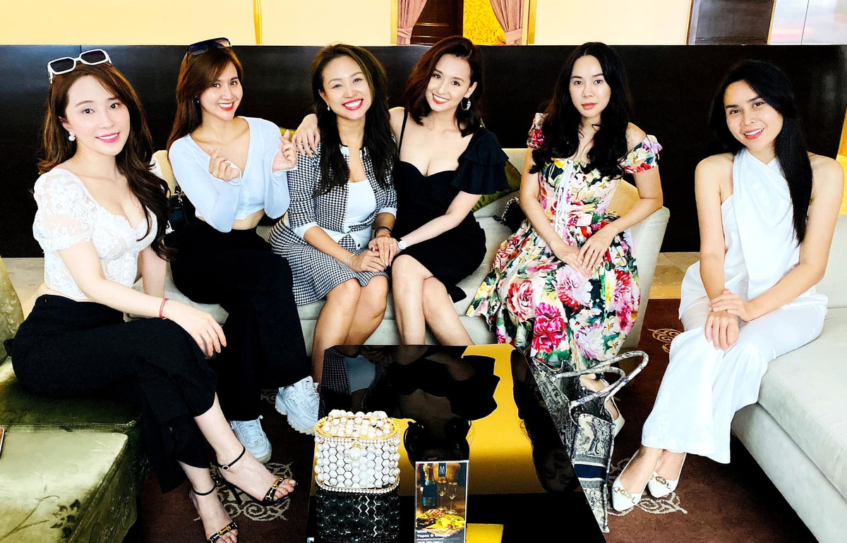 Sao Việt 11/10: Vân Hugo hội ngộ bạn thân tại Hà Nội sau hơn 2 tháng Nam tiến.