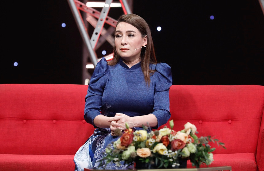 Phi Nhung xuc dong ke lai chuyen sinh con mot minh o My