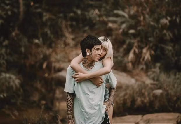 Dế Choắt cho biết Huỳnh Như làm chủ một tiệm cắt tóc ở Đà Lạt. Tiệm làm tóc của cô ở gần tiệm xăm của nam rapper. Sau khi hẹn hò, hai người đã chuyển về sống chung. Ban đầu, cha mẹ Huỳnh Như khá bất ngờ khi gặp Dế Choắt. Nhưng hiện tại, cha mẹ cô đã chấp nhận anh.