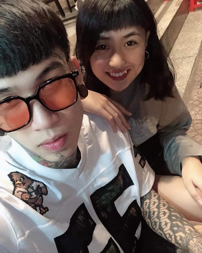 "Hình như cô gái này có trong tiền kiếp, xuất hiện đâu đó trong đời mình", Dế Choắt nhớ lại ấn tượng lần đầu gặp bạn gái. Rapper 24 tuổi tiết lộ vừa mua đồ ăn vừa tạo dáng "ngầu" để Huỳnh Như chú ý.