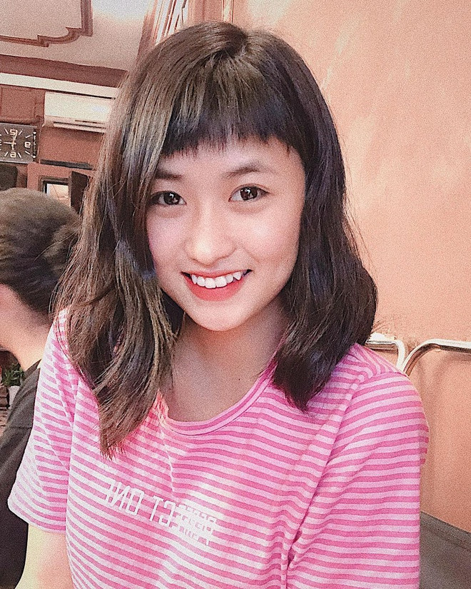  Bạn gái Dế Choắt từng đảm nhận vai nữ chính trong MV Sài Gòn buồn quá em ơi của Dế Choắt. Khán giả yêu rap dành nhiều lời khen cho vẻ ngoài xinh xắn, nụ cười ngọt ngào của cô. Theo lời kể của quán quân Rap Việt, lần đầu gặp Huỳnh Như tại TP.HCM, anh đã "đứng hình năm chục giây".