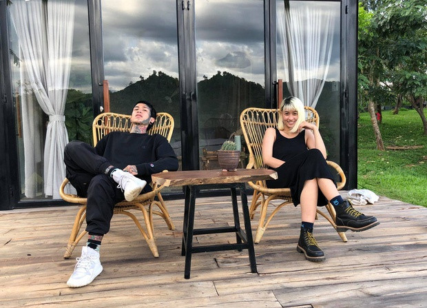 Rapper 24 tuổi cho biết bạn gái luôn bên cạnh cổ vũ, giúp đỡ anh. "Tôi là người nổi loạn. Huỳnh Như đã giúp tôi trông chỉn chu hơn. Trước đây, tôi là người gai góc, thô sơ nhưng từ khi gặp Huỳnh Như, tôi đã hiểu rõ hơn về tình yêu. Đó chính là lý do khiến chúng mình của hiện tại hợp ý nhau", rapper Chú bé loắt choắt chia sẻ.