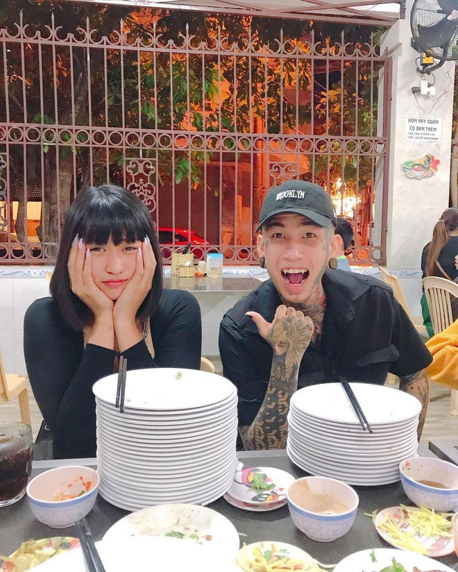 Sau khi ra về, Dế Choắt nhận được tin nhắn của Huỳnh Như, cô muốn nhờ anh xăm hình. Từ đó, hai người phát triển thành tình yêu.