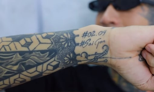 Dế Choắt xăm tên bạn gái lên cổ tay cùng đường thẳng kéo dài tượng trưng cho con đường phải đi hết để tiến tới hôn nhân. Bên cạnh đó, thí sinh đội Wowy còn xăm thời gian, địa điểm gặp bạn gái (2/9).