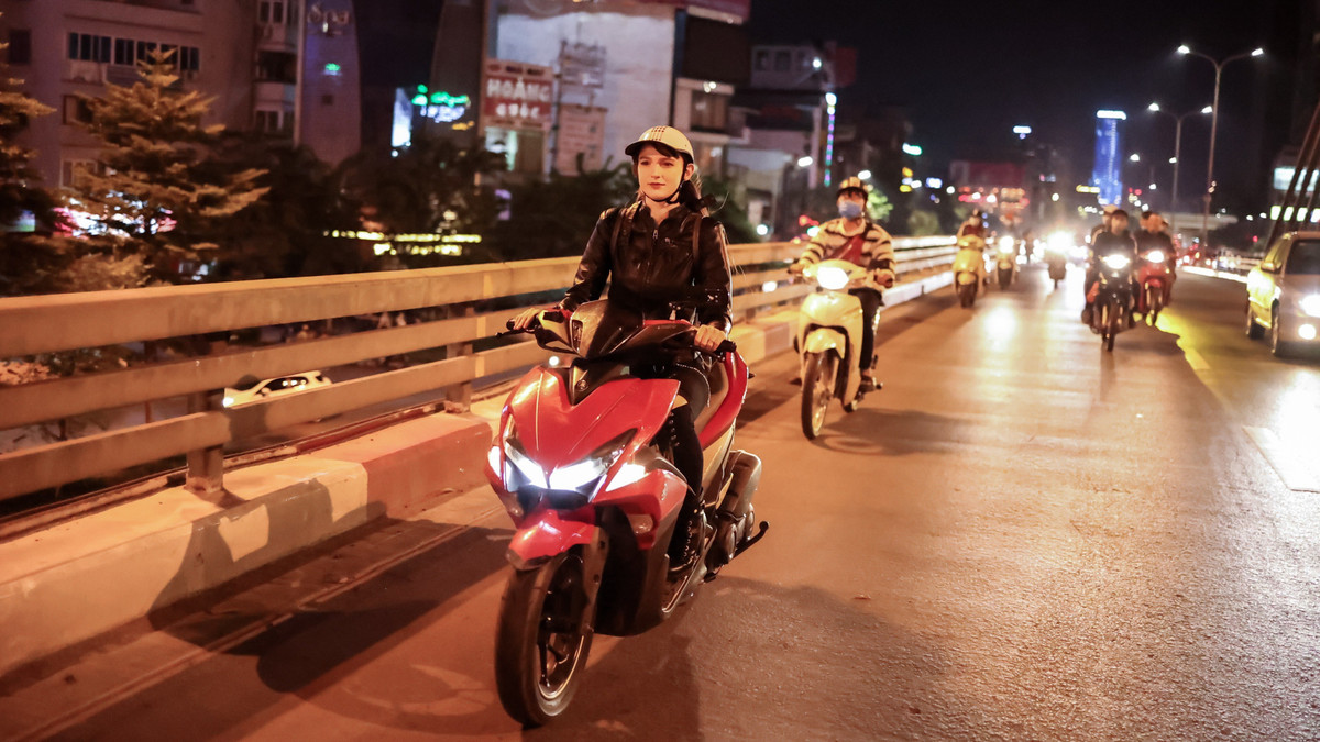 Vì đã khá quen thuộc đường xá, tôi thích tự lái xe máy đi làm. Thỉnh thoảng, người quản lý sẽ đưa đón tôi bằng ô tô. Giờ này, đường xá cũng vắng nên tôi không gặp nhiều khó khăn.