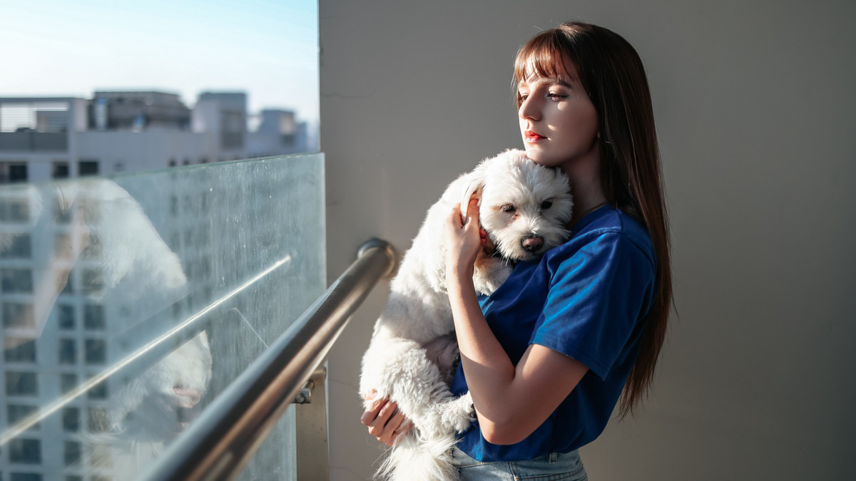 Tôi nuôi một chú chó tên Moon, giống Bắc Kinh lai Nhật, mua từ lúc mới sang Việt Nam. Moon rất hiếu động, khiến cuộc sống một mình của tôi bớt tẻ nhạt. Nếu không có việc bận, tôi có thể dành cả buổi chơi bóng cùng Moon.