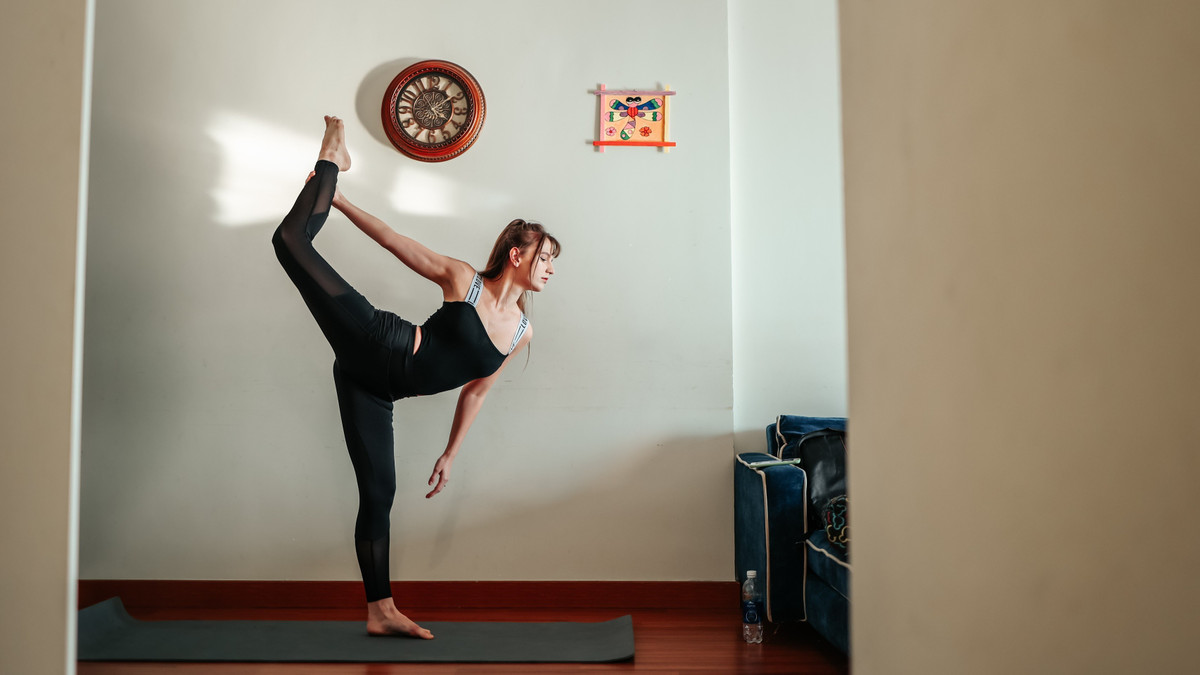 15h, tôi tranh thủ tập yoga. Tôi không thích ra ngoài tập gym vì muốn yên tĩnh nên hay tự tập ở nhà. Thời đại học, tôi từng là VĐV thể dục dụng cụ bán chuyên.