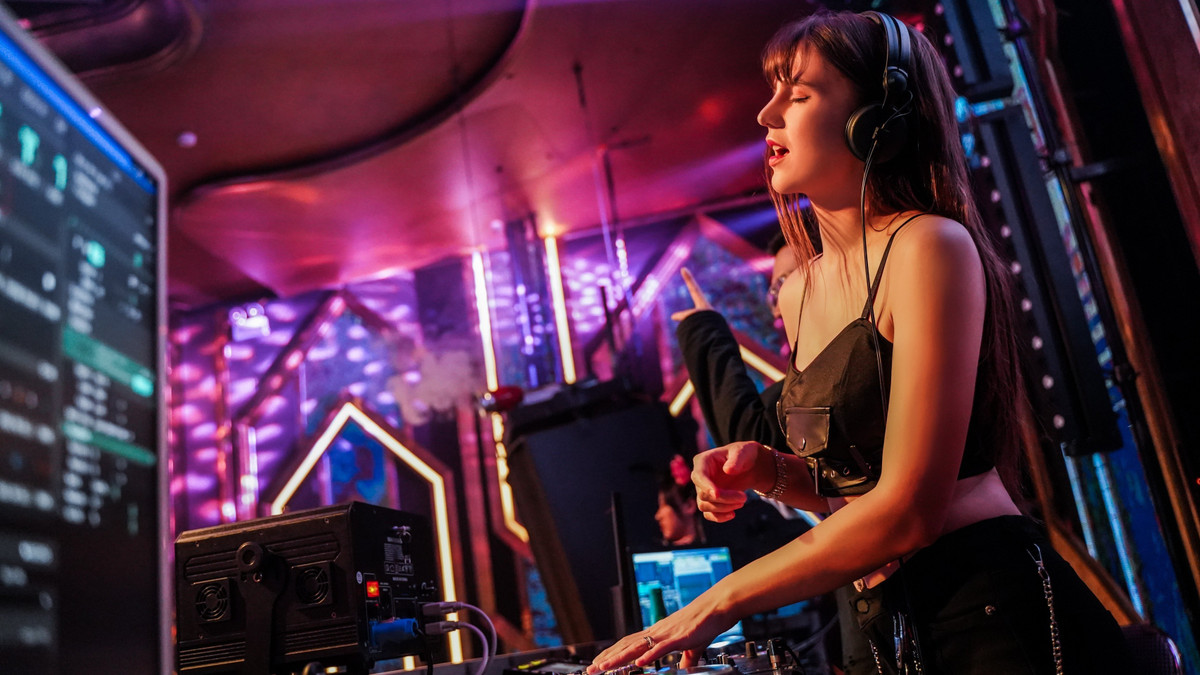 22h15, tôi đến điểm diễn đầu tiên. Tôi thường chơi những bài nhạc chuẩn bị sẵn song cũng có lúc ngẫu hứng hoặc theo yêu cầu của khán giả. Đôi lúc, tôi mix cả nhạc Việt với các ca khúc nước ngoài.