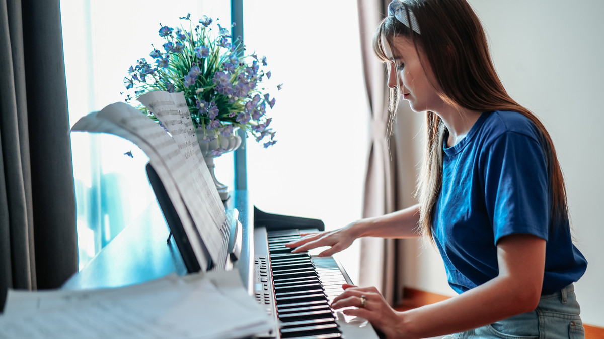 Ăn xong, tôi dành chút thời gian luyện tập piano. Tôi cũng chơi khá tốt guitar và từng là tay trống trong dàn nhạc của trường suốt 4 năm đại học ở Ukraine.