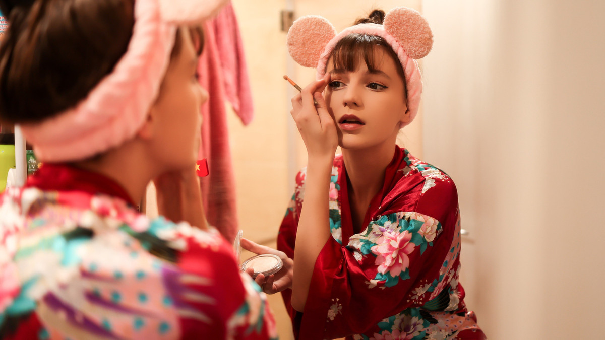 Nữ DJ Ukraine thường thức dậy vào 11h-12h vì hôm trước phải làm việc đêm. Hôm nay, lịch làm việc của tôi khá nhẹ nhàng. Sau khi vệ sinh cá nhân, tôi trang điểm nhẹ rồi ăn sáng.