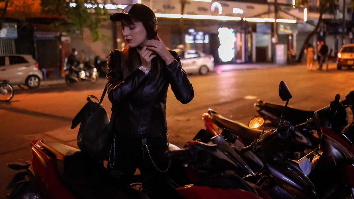 Xong địa điểm đầu tiên, tôi tạm biệt khán giả rồi di chuyển nhanh sang club kế tiếp. Vì chiếc mũ bảo hiểm bị rơi, bẩn, tôi mượn bạn một cái khác để giữ vẻ ngoài hoàn chỉnh.