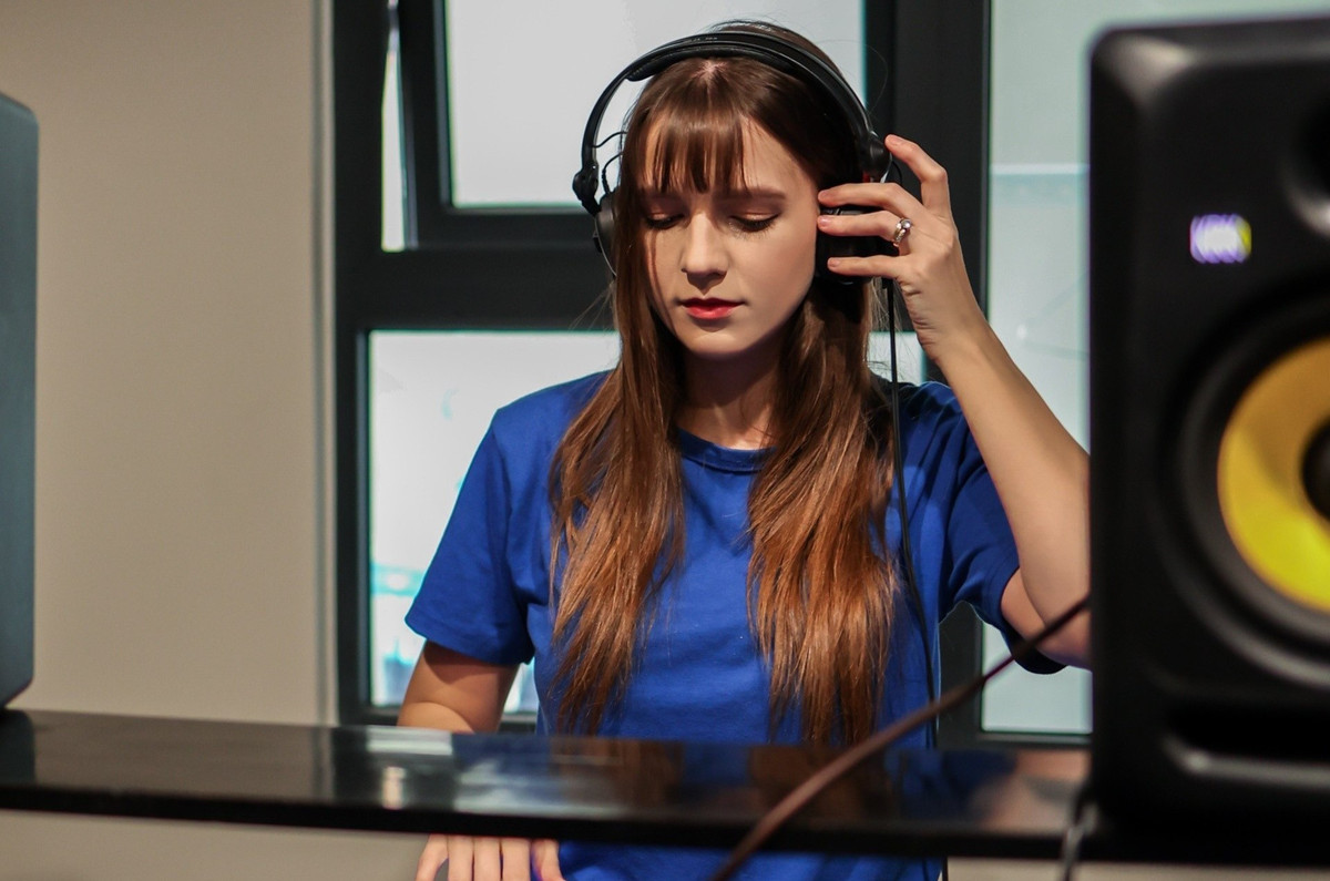 16h30, tôi tập luyện một chút cho buổi diễn tối nay. Hôm nay, tôi sẽ diễn ở 2 club tại trung tâm Hà Nội. Công việc của tôi không yêu cầu giao tiếp nhiều. Tuy nhiên, tôi có thể trao đổi bằng tiếng Việt đơn giản và biết nhiều ca khúc Việt Nam để chơi nhạc. Ngoài ra, tôi nói được tiếng Nga, Ba Lan, Đức, Anh.