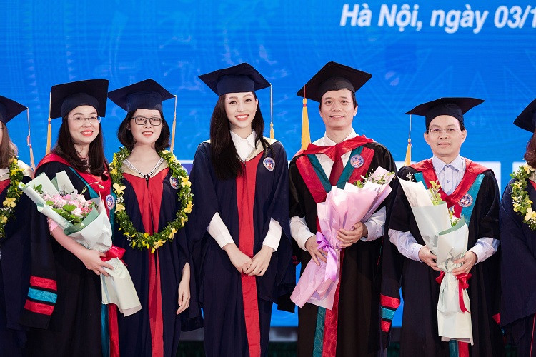 Được biết, Á hậu Phương Nga tốt nghiệp ngành Tài chính, nhận bằng giỏi với điểm GPA là 4.49/5. Điểm luận án tốt nghiệp của Phương Nga là 9,3.