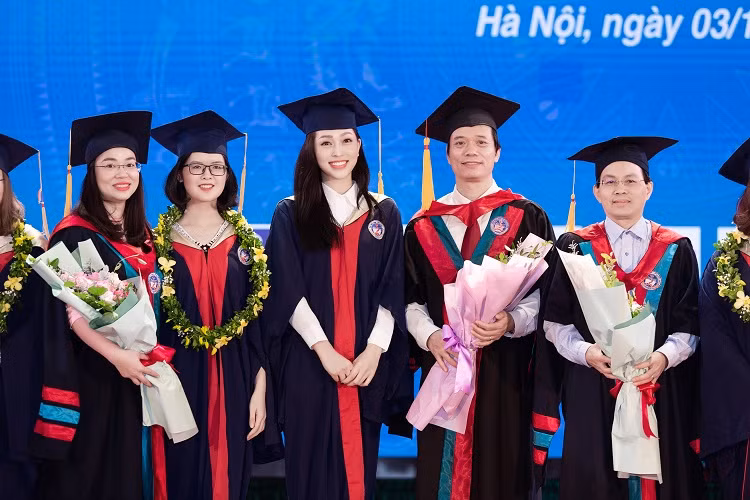 Được biết, Á hậu Phương Nga tốt nghiệp ngành Tài chính, nhận bằng giỏi với điểm GPA là 4.49/5. Điểm luận án tốt nghiệp của Phương Nga là 9,3.