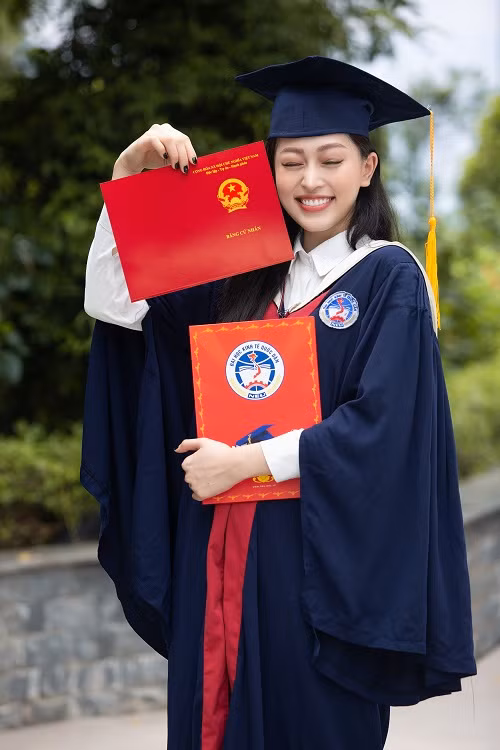 Điểm đáng chú ý là Phương Nga theo học Chương trình tiên tiến của Đại học Kinh tế Quốc dân - chương trình học rất khó và tỷ lệ tuyển sinh đầu vào gắt gao.