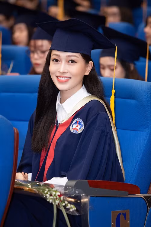 Sau khi tốt nghiệp, Phương Nga dự định theo đuổi công việc MC, Biên tập viên truyền hình.