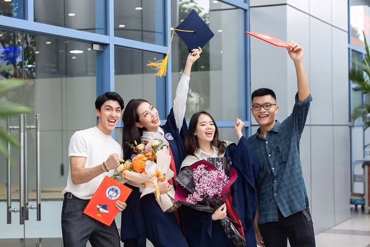 Phương Nga được đánh giá là mỹ nhân tài sắc vẹn toàn của Vbiz. Không chỉ sở hữu dung nhan xinh đẹp, cô nàng còn có thành tích học tập đáng ngưỡng mộ.