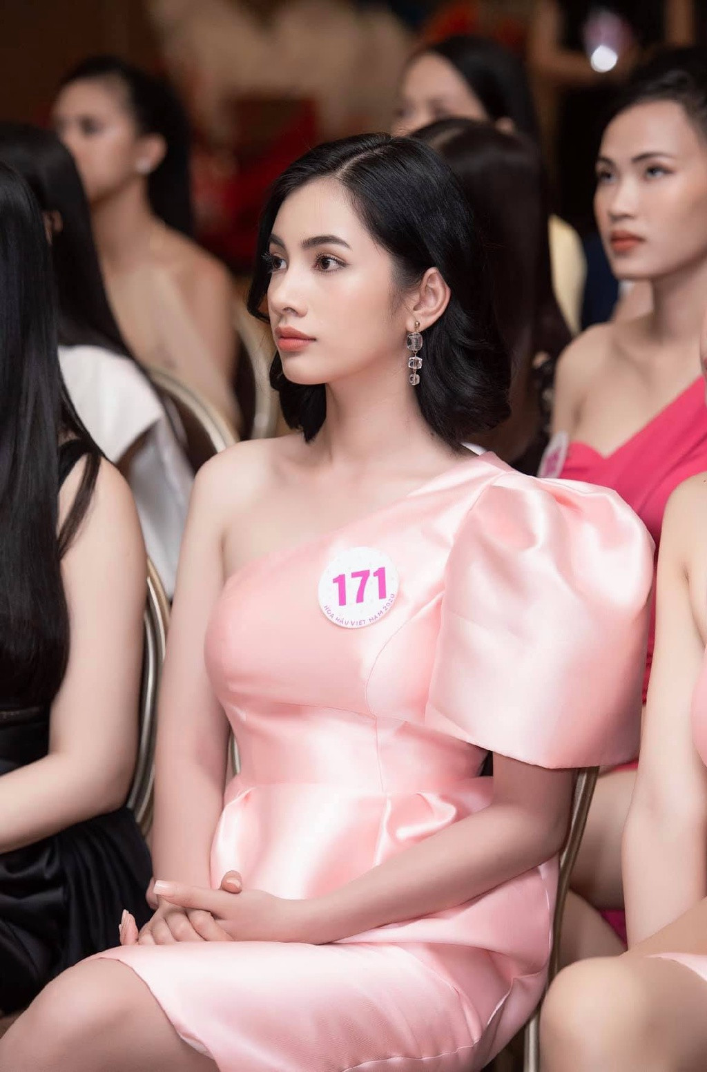 Nhiều ý kiến cho rằng nét đẹp của cô gái 18 tuổi phù hợp với đấu trường Miss Universe Vietnam.