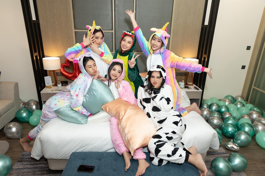 5 người đẹp diện những bộ đồ ngủ theo phong cách trẻ trung tại tiệc độc thân. Chia sẻ với Zing, Thúy An cho biết chồng sắp cưới của cô là là tiến sĩ. Anh có 12 năm sống và làm việc ở Anh. Hiện, anh ở Việt Nam, tiếp quản công việc kinh doanh của gia đình.