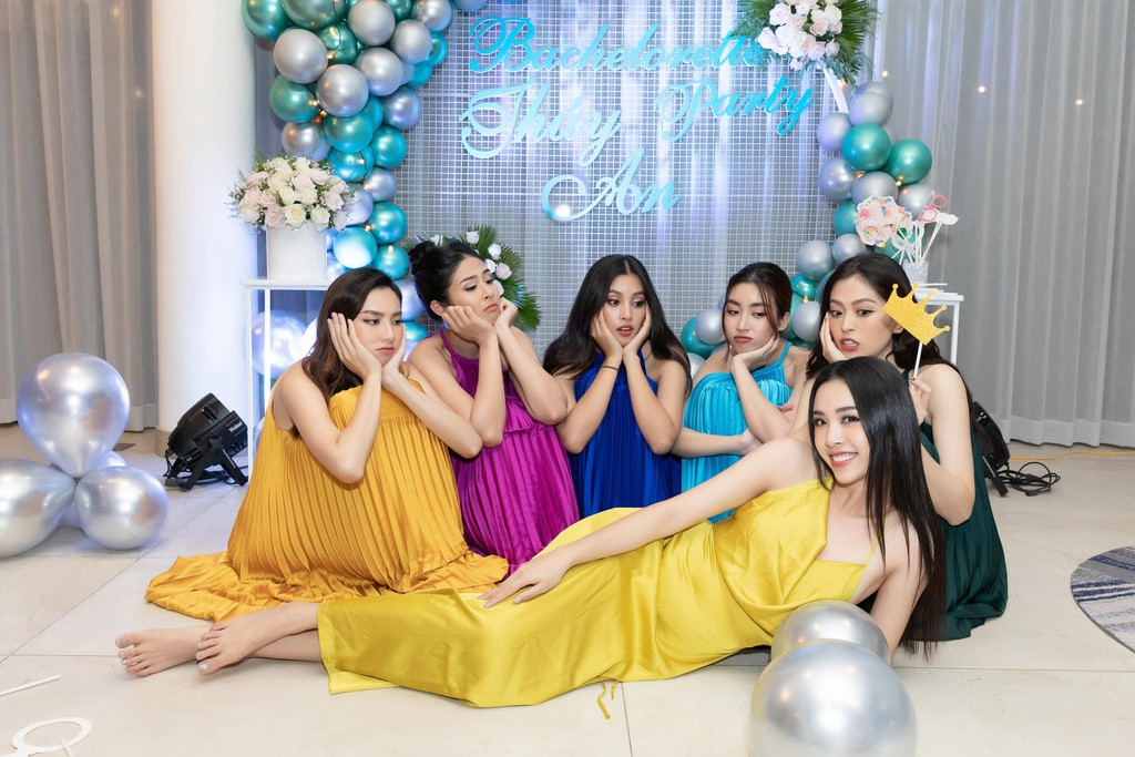 Dưới phần bình luận, nhiều nghệ sĩ và khán giả gửi lời chúc phúc tới Thúy An. Thùy Tiên - top 5 Hoa hậu Việt Nam 2018 - chia sẻ: "Một bữa tiệc nho nhỏ nhắc nhở chị mình có theo anh về dinh cũng đừng bỏ cuộc chơi sớm nhé". Hoa hậu Ngọc Hân bày tỏ: "Thèm một hôm tụ tập như vậy nữa".