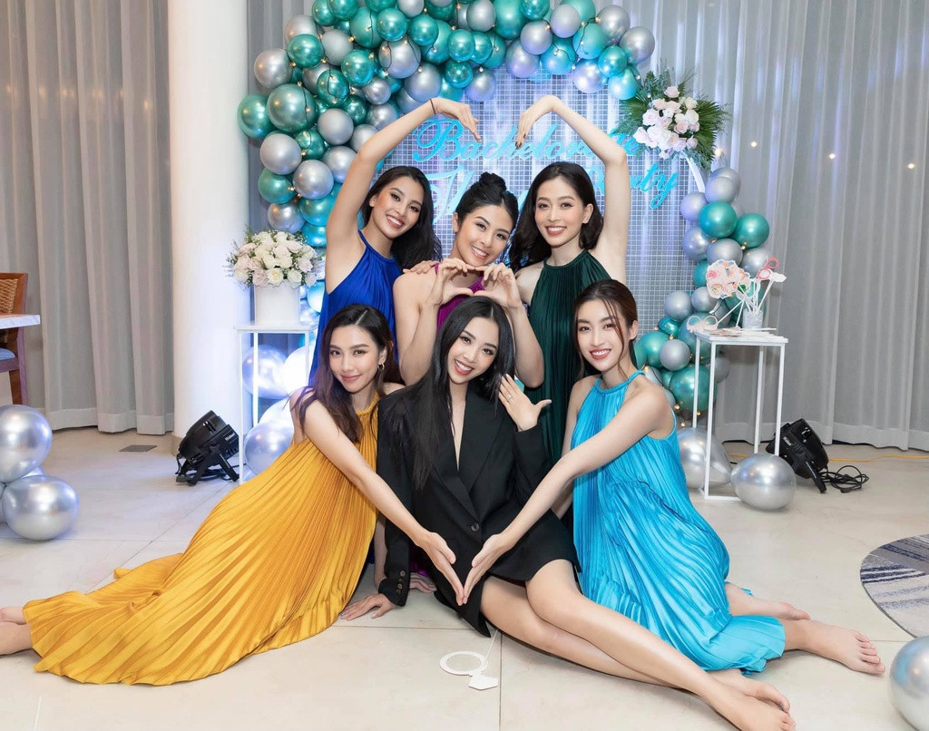 Nữ chính của buổi tiệc diện bộ vest đen, khoe khéo đôi chân dài. "Cảm ơn các chị em đã luôn bên cạnh cổ vũ, động viên em. Sắp bắt đầu một hành trình với bao điều thú vị", Á hậu Việt Nam 2018 chia sẻ.