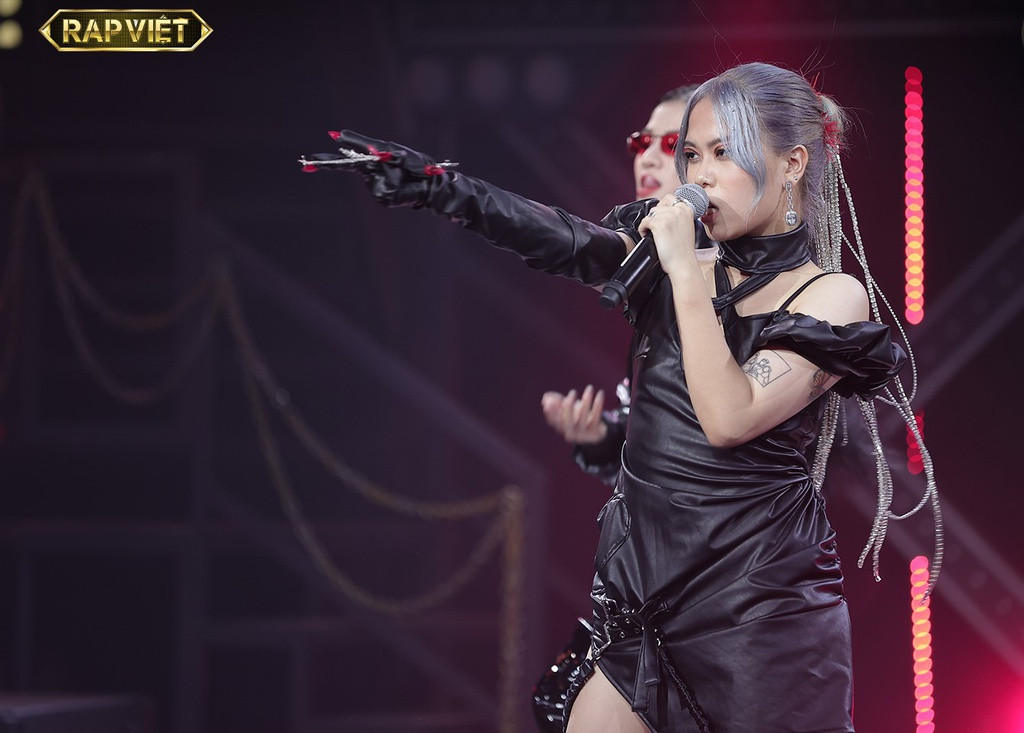  Tlinh (đội Suboi): Tlinh là thí sinh nữ duy nhất còn trụ lại ở Rap Việt, đồng thời cũng là rapper duy nhất từ đội Suboi vào chung kết. Từ bản rap Tình yêu bận bịu đến Mặc sự đời, Tlinh cho thấy nhiều nỗ lực trong kỹ thuật rap. Trong Mặc sự đời với câu thành ngữ “Dù ai nói ngả nói nghiêng lòng ta vẫn vững như kiềng ba chân”, Tlinh chứng tỏ sự mãnh liệt hơn thường thấy và chơi rap melody tốt. Song, cô không phải người chiến thắng ở bảng đấu. Tlinh có suất tranh ngôi vô địch Rap Việt do được JustaTee cứu bằng nón vàng.