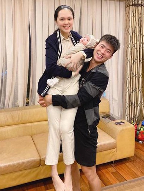 Mới đây, Duy Mạnh khéo léo khoe việc bà xã giảm cân thành công bằng bức ảnh bế vợ và con trên tay một cách nhẹ nhàng.