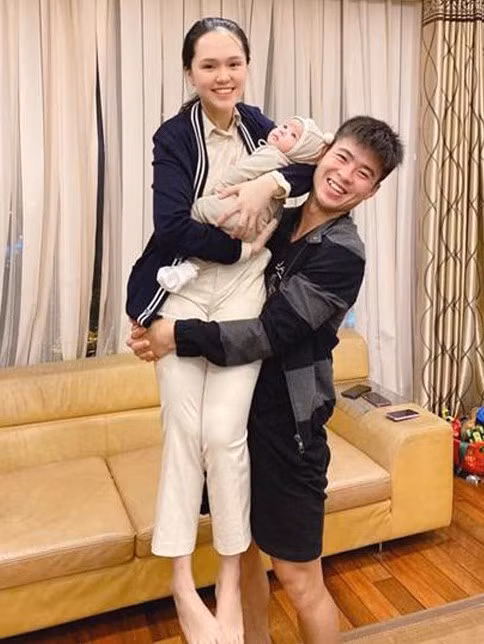 Mới đây, Duy Mạnh khéo léo khoe việc bà xã giảm cân thành công bằng bức ảnh bế vợ và con trên tay một cách nhẹ nhàng.