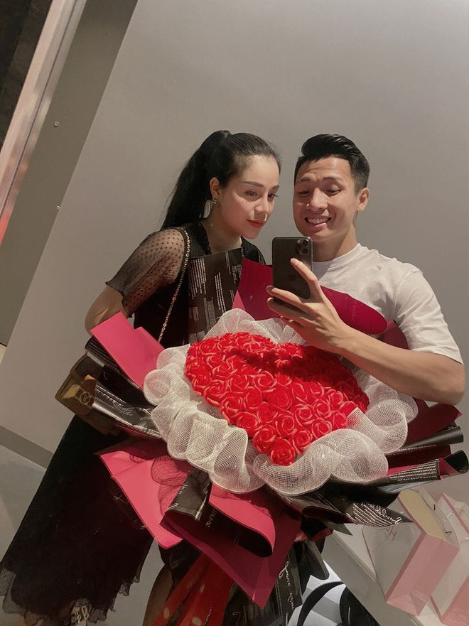 Nguyễn Khánh Linh (sinh năm 1997) nhận được nhiều lời chúc mừng của dân mạng khi sinh con gái đầu lòng cho cầu thủ Bùi Tiến Dũng vào tháng 10/2019.