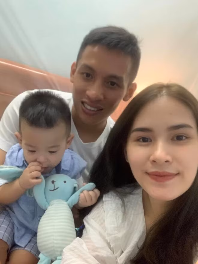 Sau khi kết hôn với cầu thủ Đỗ Hùng Dũng, Triệu Mộc Trinh hạ sinh bé trai kháu khỉnh, đặt tên ở nhà là Titi. Từ khi hẹn hò, Mộc Trinh luôn nhận được sự chú ý nhờ nhan sắc nổi bật.