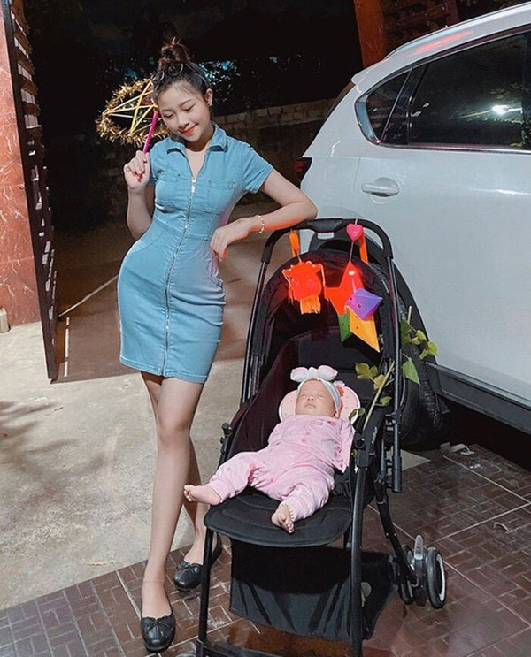 Nhật Linh từng chia sẻ cô tăng 4 kg trong suốt thai kỳ, em bé chào đời nặng 3,7 kg. Để giữ được vòng eo thon sau sinh, nàng WAGs thường xuyên sử dụng đai nịt bụng.