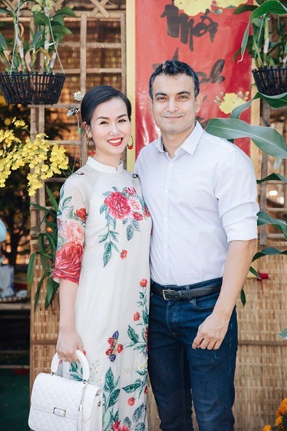 Nam doanh nhân thường hướng dẫn vợ làm các món ăn Ấn Độ để qua đó cô hiểu hơn về nét văn hóa, phong tục, tập quán của quê hương chồng. Những dịp nghỉ lễ dài hạn, anh cũng sắp xếp thời gian đưa vợ về nước thăm gia đình.