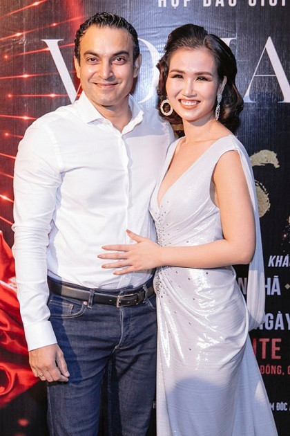 Nói về ý định sinh con, Võ Hạ Trâm và chồng cho biết cả hai đang tận hưởng cuộc sống hạnh phúc hiện tại. Vì bận rộn công việc, họ thường dành ngày cuối tuần quây quần nấu ăn, tập yoga hay xem phim cùng nhau. Gia đình nữ ca sĩ dự định sẽ đón thêm thành viên mới năm 2021.