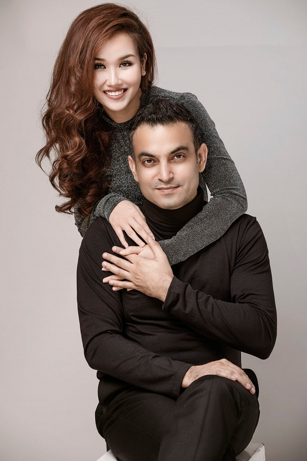 Nữ ca sĩ và chồng gặp nhau trong một buổi tiệc của người bạn thân. Khi ấy, cô đã bị thu hút bởi sự bản lĩnh, chững chạc của người đối diện. Cả hai tiến đến đám cưới sau một năm tìm hiểu.