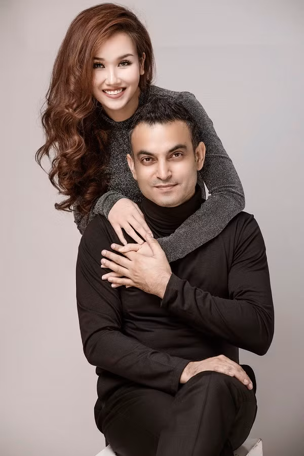 Nữ ca sĩ và chồng gặp nhau trong một buổi tiệc của người bạn thân. Khi ấy, cô đã bị thu hút bởi sự bản lĩnh, chững chạc của người đối diện. Cả hai tiến đến đám cưới sau một năm tìm hiểu.