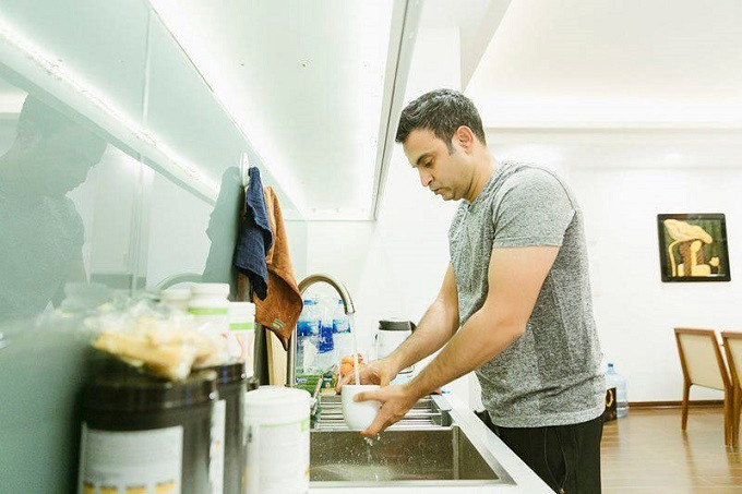 Dù bận rộn, Vikas vẫn sẵn sàng giúp vợ làm việc nhà. Với anh, đó là sự san sẻ trách nhiệm và tạo cơ hội để mình và vợ gắn kết nhiều hơn. Ngoài giới thiệu cho vợ nét văn hóa của người Ấn, Vikas còn chỉ vợ cách tập yoga. Vợ chồng anh thường dành một khoảng thời gian nhất định trong ngày để tập luyện, giữ gìn sức khỏe.