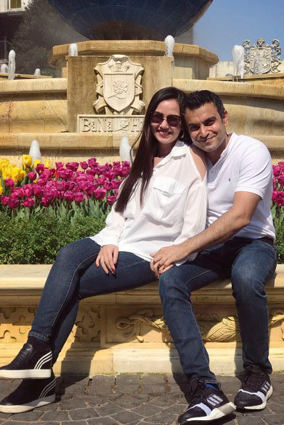 Nữ ca sĩ và chồng Ấn Độ cũng đồng quan điểm về việc nuôi dạy con để con trở thành một người độc lập, mạnh mẽ và có thể kiên trì theo đuổi ước mơ của chính mình giống như bố mẹ.