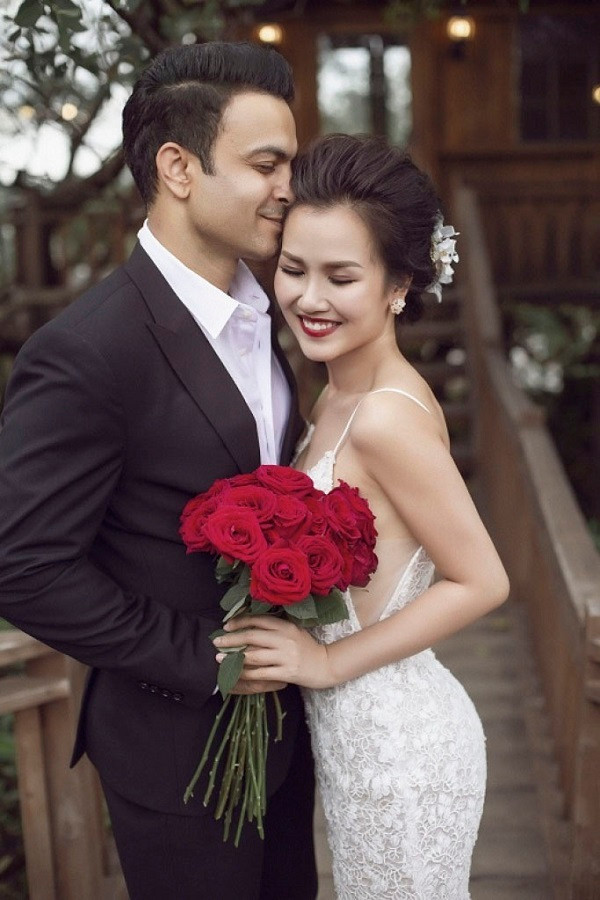 Vikas là Chủ tịch một công ty chuyên về đá hoa cương nổi tiếng. Giọng ca sinh năm 1990 từng chia sẻ chồng là một người bản lĩnh trong công việc.