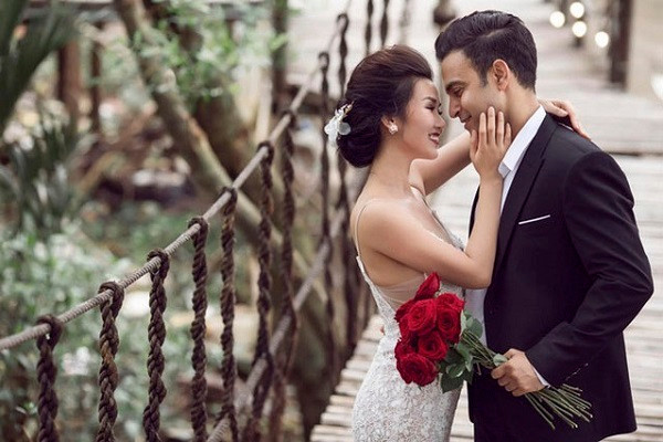 "Trước đây, tôi đã từng trải qua nhiều mất mát, đau khổ, chỉ đến khi Vikas đến bên mình, tôi mới được bù đắp xứng đáng. Anh như là người mà ông trời sắp đặt để bù đắp cho tôi sau nhiều thăng trầm", nữ ca sĩ cho hay.