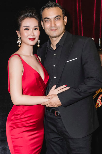 Theo Võ Hạ Trâm, Vikas là người rất vui tính, luôn pha trò và mang lại tiếng cười cho ngôi nhà nhỏ. Anh chịu khó lắng nghe những khó khăn công việc của vợ, từ đó đưa ra giải pháp hiệu quả. Mỗi khi có khuất mắt hay mâu thuẫn, cả 2 cũng chọn cách ngồi xuống và nói chuyện rõ ràng với nhau.