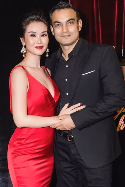 Theo Võ Hạ Trâm, Vikas là người rất vui tính, luôn pha trò và mang lại tiếng cười cho ngôi nhà nhỏ. Anh chịu khó lắng nghe những khó khăn công việc của vợ, từ đó đưa ra giải pháp hiệu quả. Mỗi khi có khuất mắt hay mâu thuẫn, cả 2 cũng chọn cách ngồi xuống và nói chuyện rõ ràng với nhau.