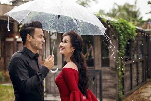 Dù hơn vợ 12 tuổi, nam doanh nhân luôn biết cách dung hòa, không để vấn đề chênh lệch tuổi tác ảnh hưởng đến mối quan hệ vợ chồng.