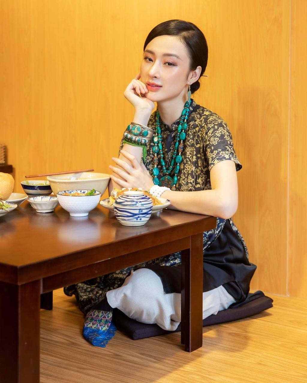 Cùng với việc hạn chế xuất hiện trong showbiz, Angela Phương Trinh dành thời gian tu tập tại chùa và phát nguyện ăn chay trọn đời. Cô và em gái thường làm từ thiện sau thời gian tĩnh tâm ở chùa.