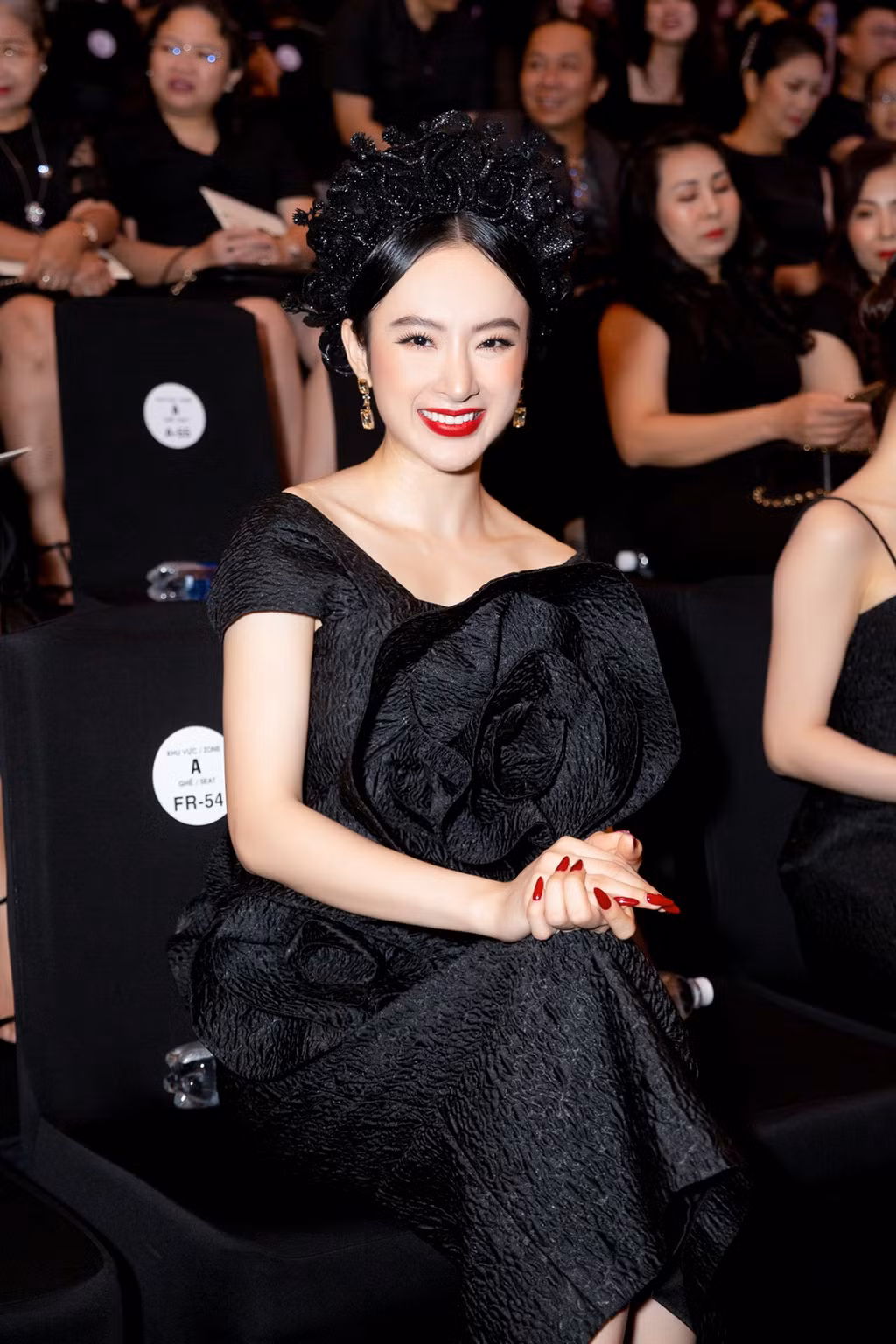 Tại sự kiện, Angela Phương Trinh chọn bộ trang phục màu đen, có form dáng cứng cáp.