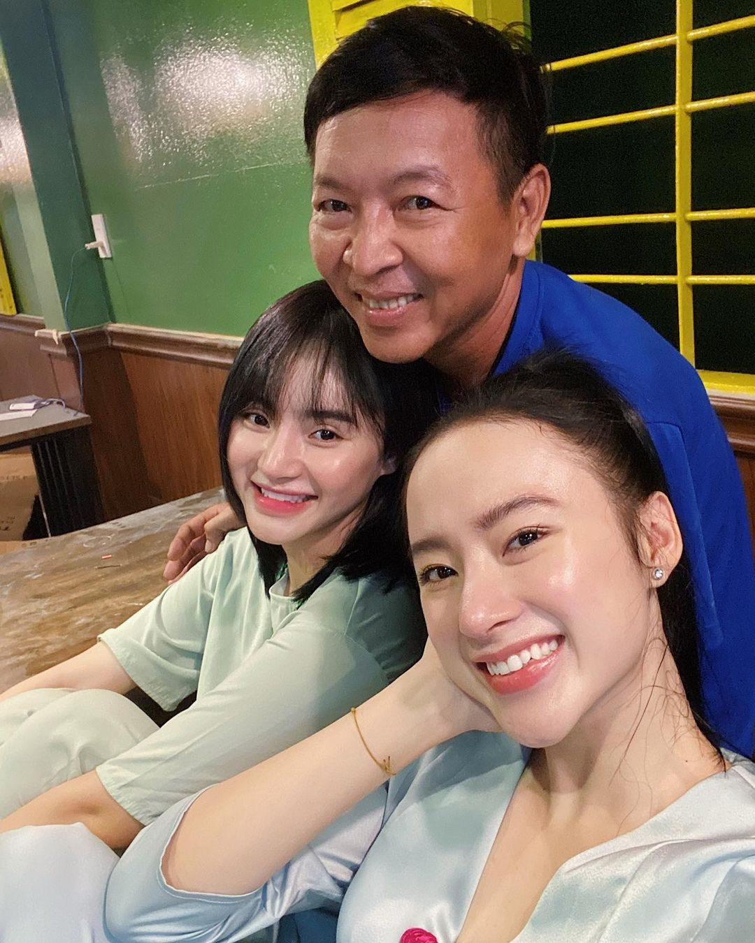 "Tâm sinh tướng" hay "ngày càng đẹp" là lời khen dân mạng dành cho Angela Phương Trinh. Nhiều bình luận cho rằng làn da nữ diễn viên ngày càng đẹp, bóng khỏe, ngoại hình cũng toát lên vẻ hiền lành, phúc hậu hơn giai đoạn còn năng nổ hoạt động trong showbiz. Khoảng một năm gần đây, Angela Phương Trinh chuyển hướng kinh doanh.