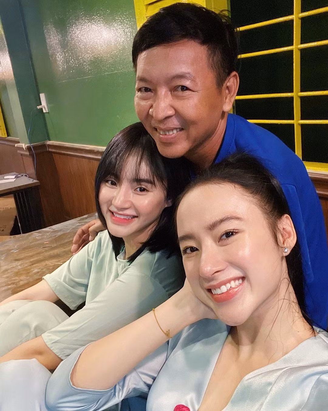 "Tâm sinh tướng" hay "ngày càng đẹp" là lời khen dân mạng dành cho Angela Phương Trinh. Nhiều bình luận cho rằng làn da nữ diễn viên ngày càng đẹp, bóng khỏe, ngoại hình cũng toát lên vẻ hiền lành, phúc hậu hơn giai đoạn còn năng nổ hoạt động trong showbiz. Khoảng một năm gần đây, Angela Phương Trinh chuyển hướng kinh doanh.